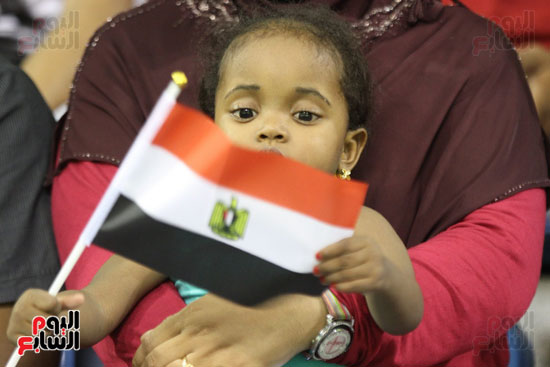 علم مصر فى ايد طفلة 